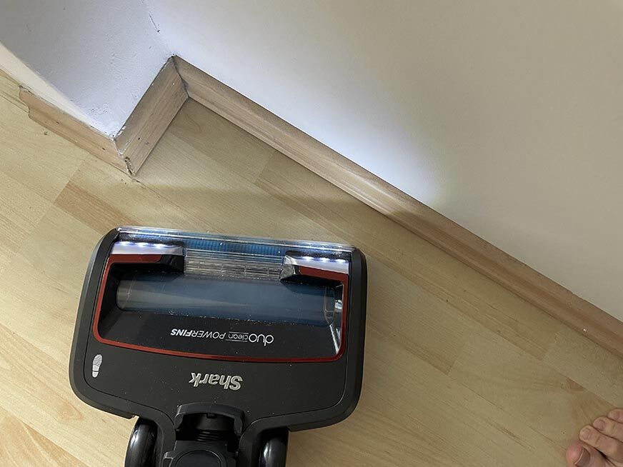 Man sieht, wie der Shark Anti Hair Wrap Flexology in Kanten saugt. 